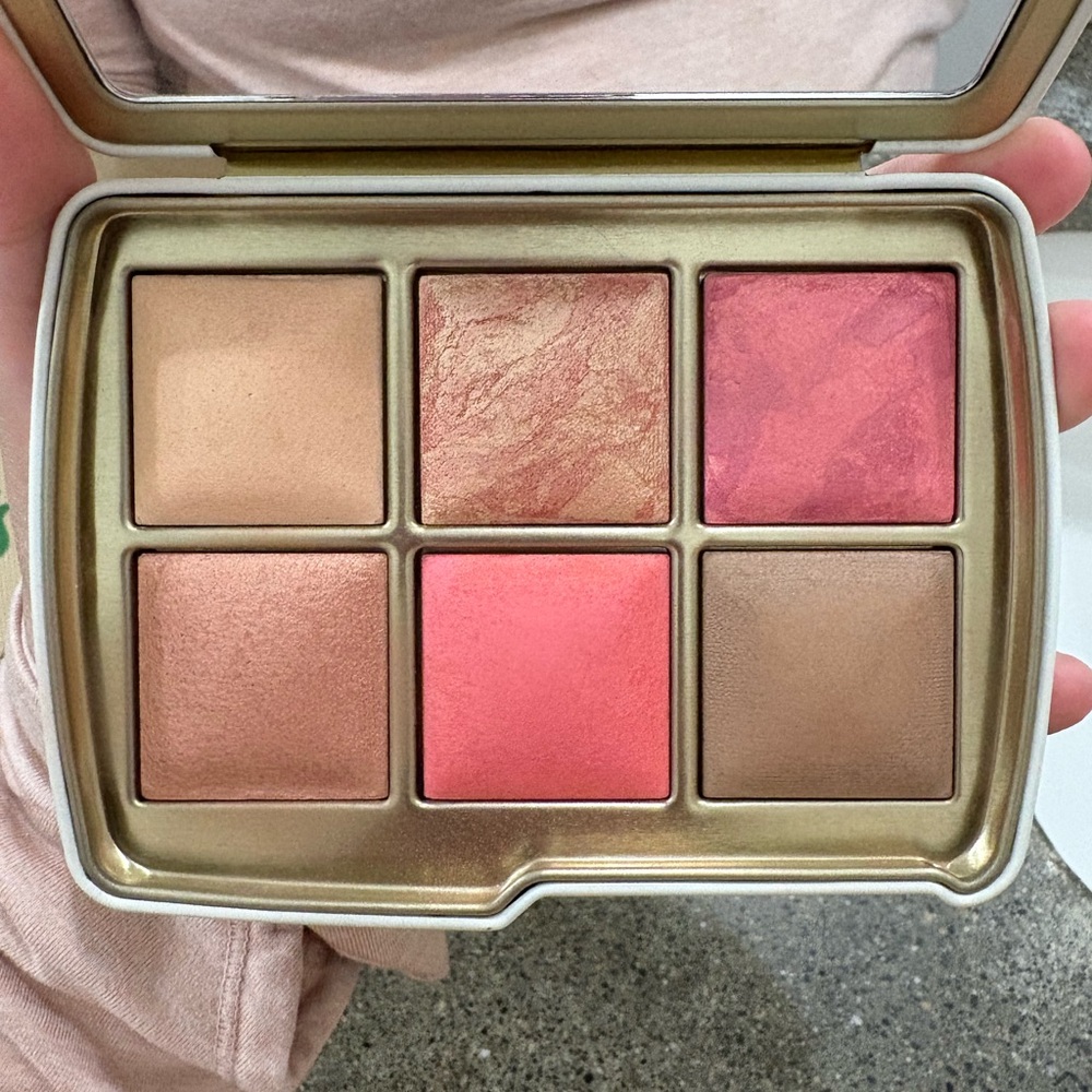 Hourglass evil eye palette